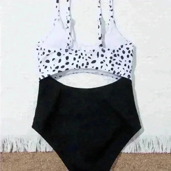 SHEIN Girls Dalmatian Print Cut-Out One Piece Swimsuit‎  160 - Picture 2 of 6